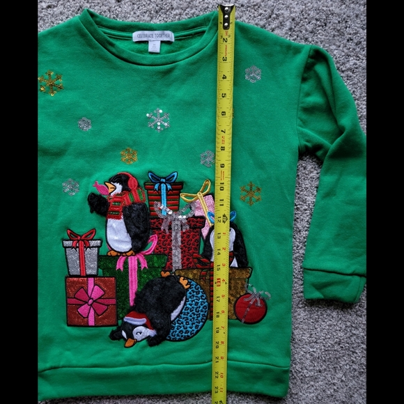 NWOT Women's Med 8 Christmas Penguins Presents Embroidered Green Sweatshirt - Picture 6 of 6